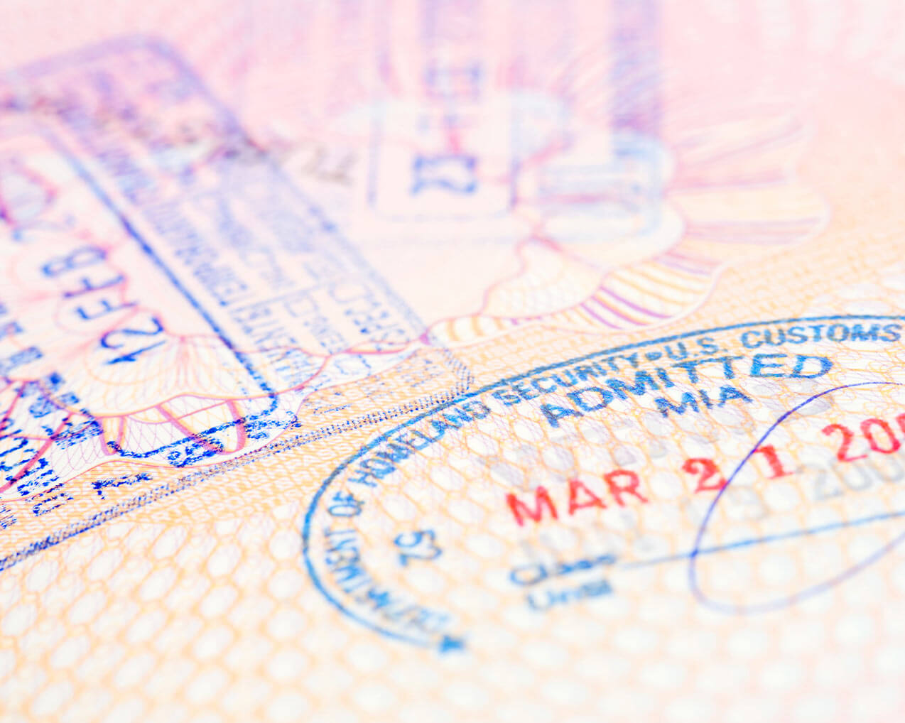 штамп визы в открытом паспорте
